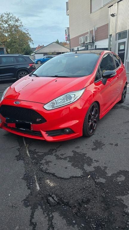 Rot Gebraucht 2014 Ford Fiesta Sport Kleinwagen | 9.000 € (Fairer Preis) - Bild 1/4