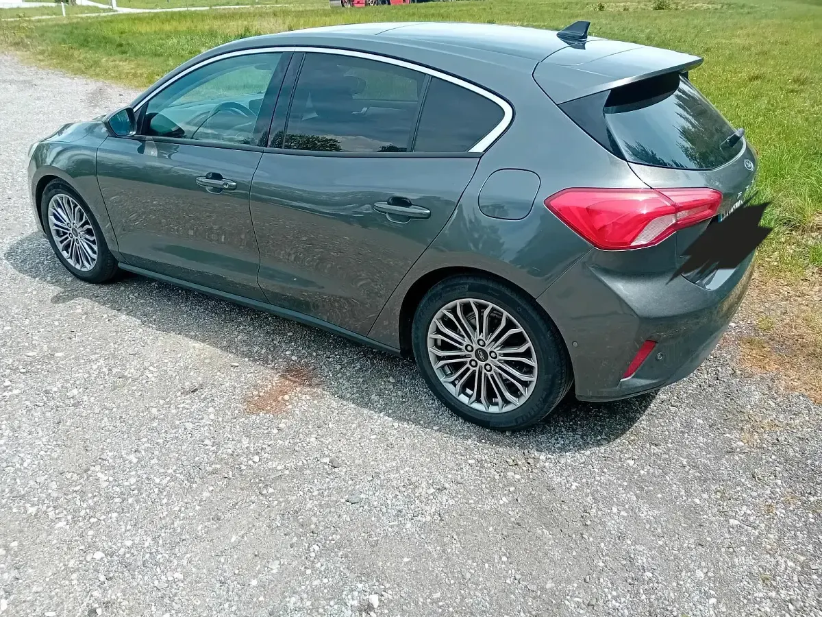 Gebraucht Ford Focus Titanium 120 PS (88 kW) 2018 Grau Limousine