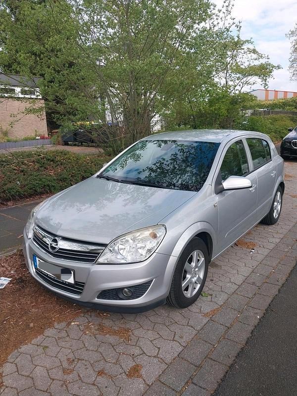 Second-hand Opel Astra 90 CP (66 kW) 2008 Argintiu Hatchback