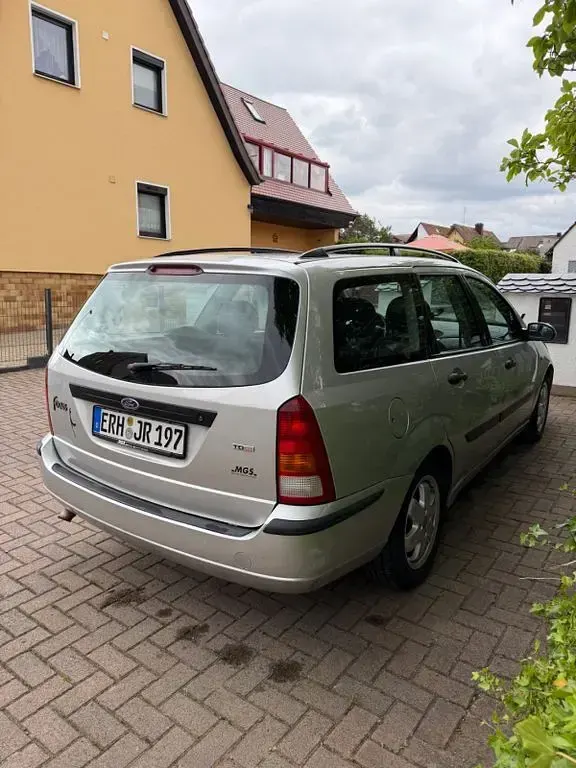 Begagnad Ford Focus 101 HK (74 kW) 2003 Silver Sedan