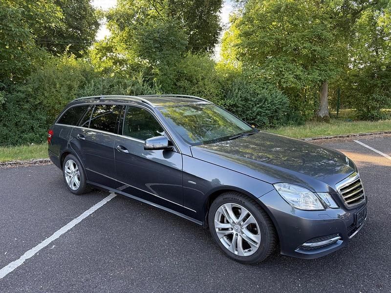 Gebraucht 2011 Mercedes E200 Avantgarde Kombi | 12.000 € (Etwas zu teuer) - Bild 1/4