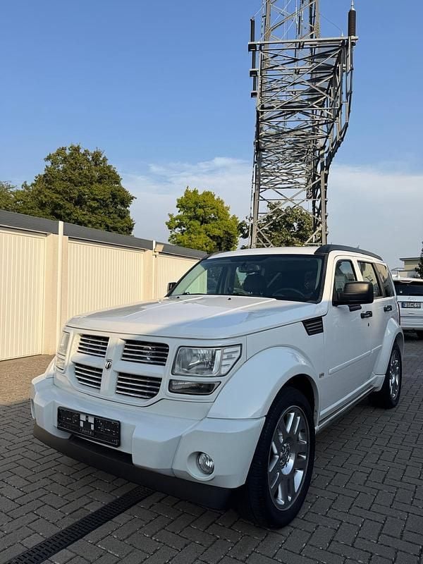 Weiß Gebraucht 2011 Dodge Nitro SXT SUV | 13.999 € - Bild 1/4