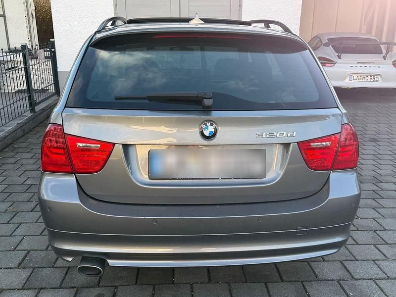 Gebraucht BMW 320 177 PS (130 kW) 2010 Grau Kombi