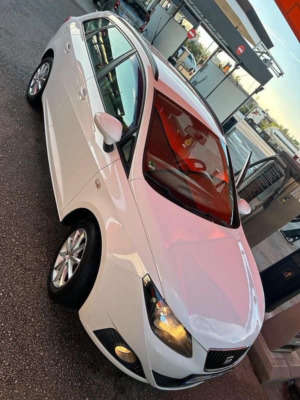 Weiß Gebraucht 2012 Seat Ibiza ST Kombi | 2.999 € (Fairer Preis) - Bild 1/4