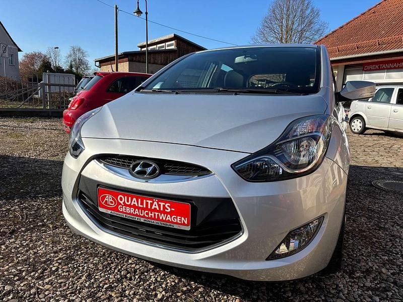 Gebraucht Hyundai ix20 Edition 90 PS (66 kW) 2012 Sleek silver Kleinwagen