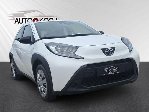 Schneeweiß Gebraucht 2024 Toyota Aygo X-play Kleinwagen | 14.990 € (Fairer Preis) - Bild 1/4