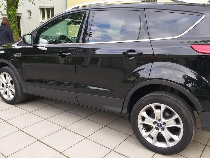 Usata Ford Kuga 103 CV (75 kW) 2014 Nero SUV