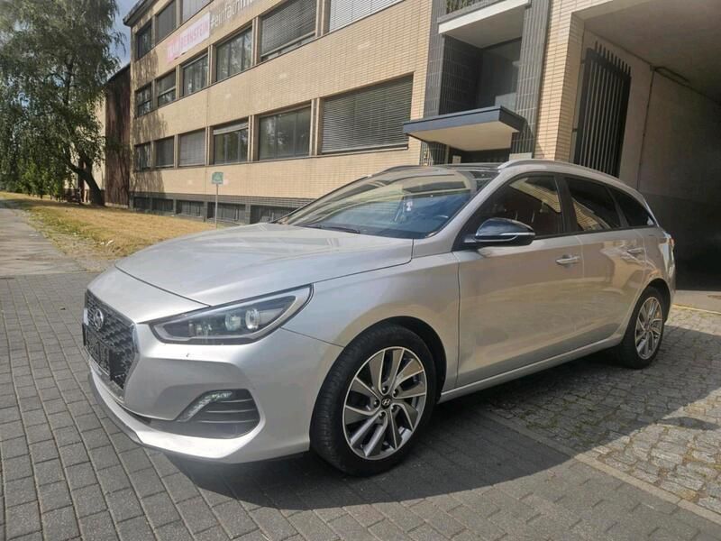 Silber Gebraucht 2018 Hyundai i30 Kombi | 9.900 € (Superpreis) - Bild 1/4