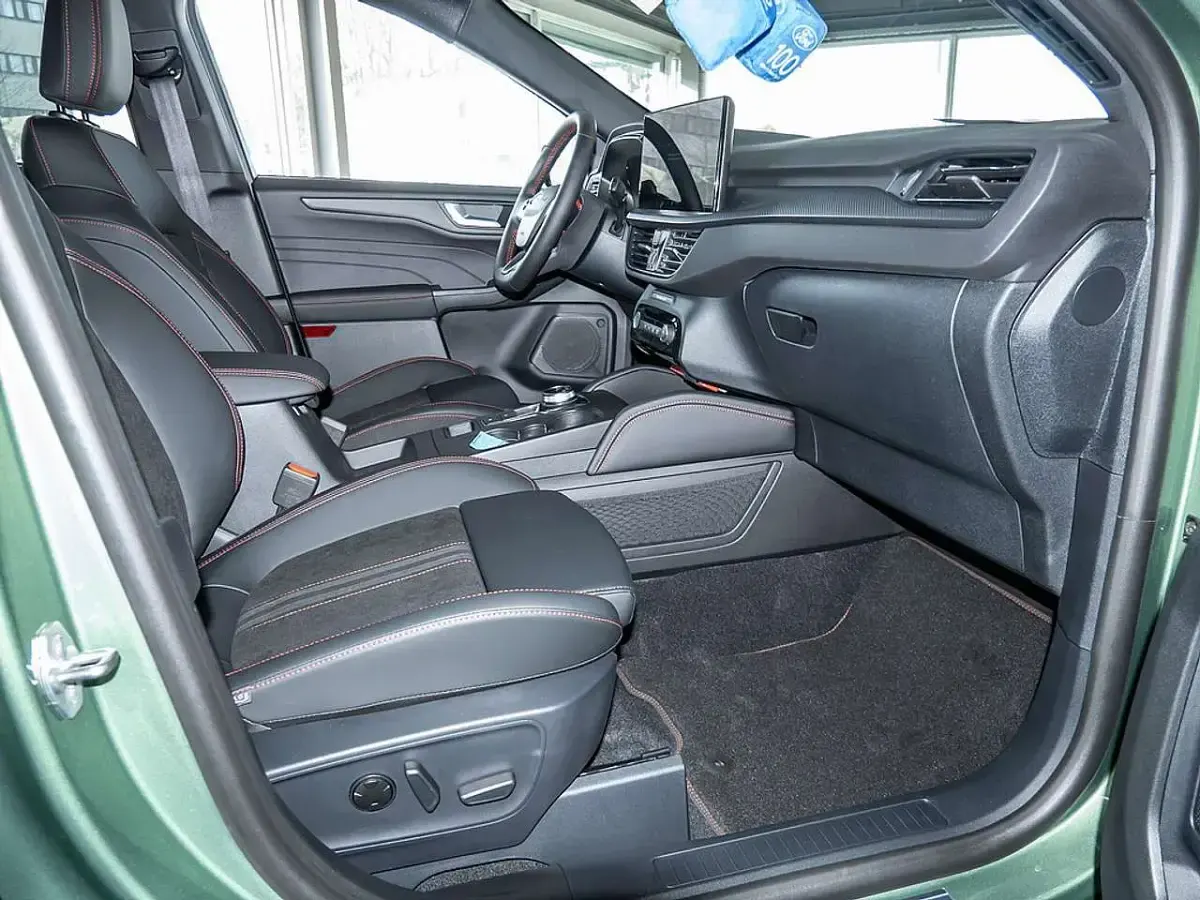 Neu Ford Kuga ST-Line X 152 PS (111 kW) 2026 Bursting green SUV