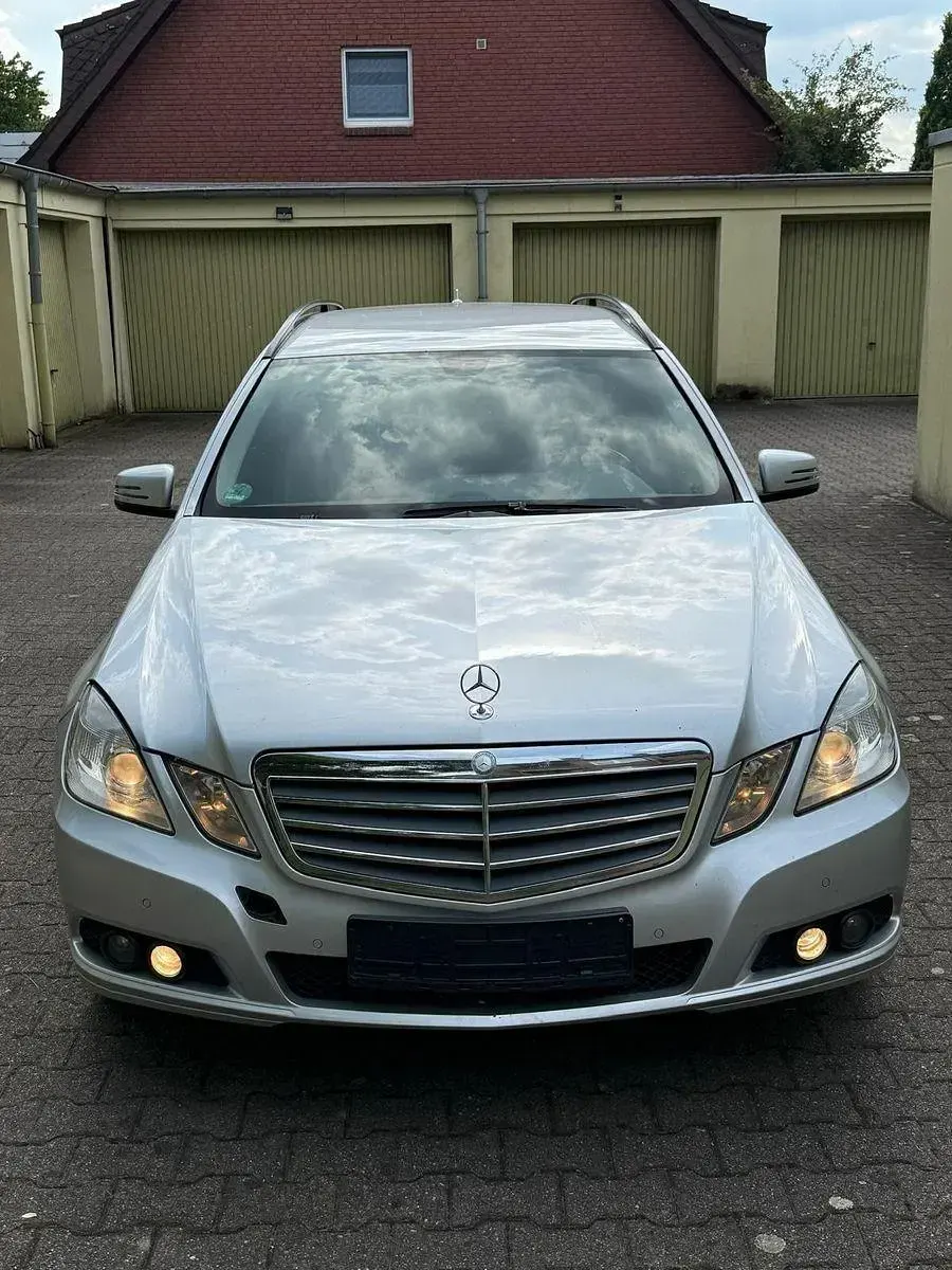 Usado Mercedes E200 Elegance 136 CV (100 kW) 2010 Plateado Familiar