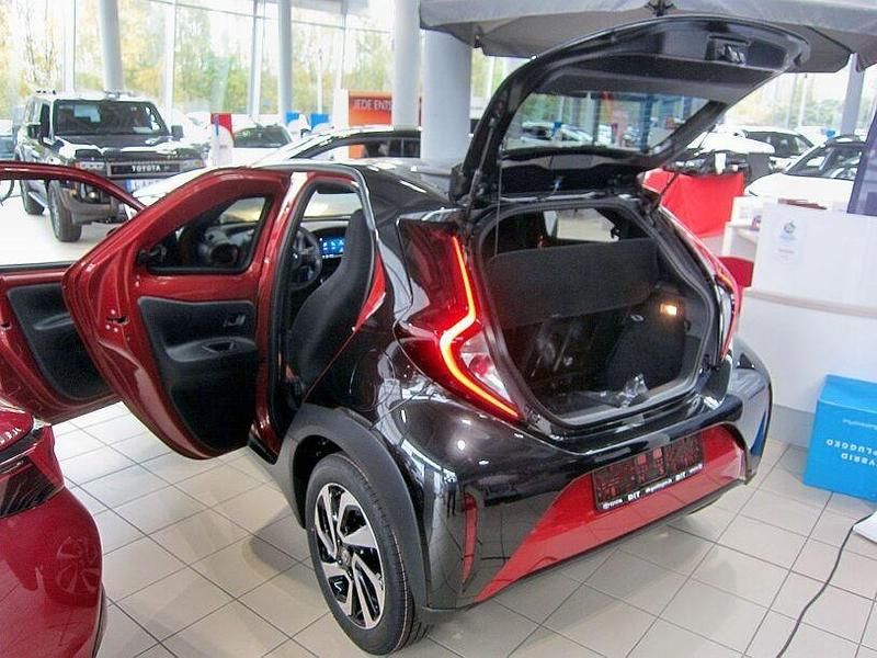 Neu Toyota Aygo 72 PS (52 kW) 2025 Chili red (3u4)/ black mica (2 Kleinwagen