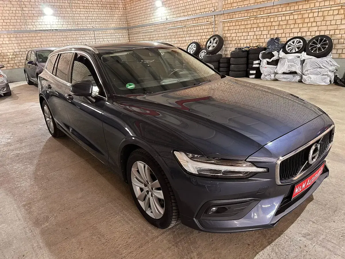 Gebraucht Volvo V60 Momentum 190 PS (139 kW) 2020 Blau Kombi