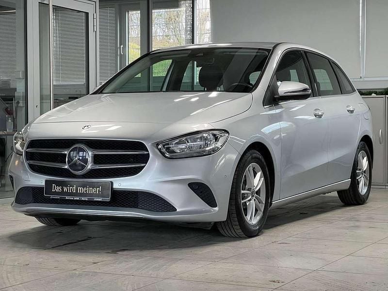 Silber Gebraucht 2020 Mercedes B180 Style Van / Kleinbus | 20.460 € (Fairer Preis) - Bild 1/3