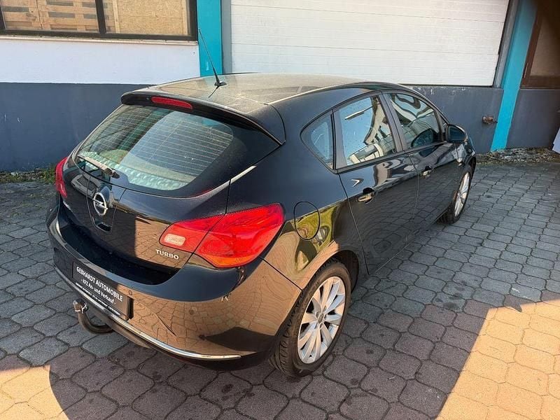 Second-hand Opel Astra Active 140 CP (102 kW) 2013 Negru Berlinǎ