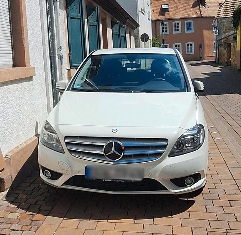 Weiß Gebraucht 2013 Mercedes B180 Van / Kleinbus | 13.500 € - Bild 1/4