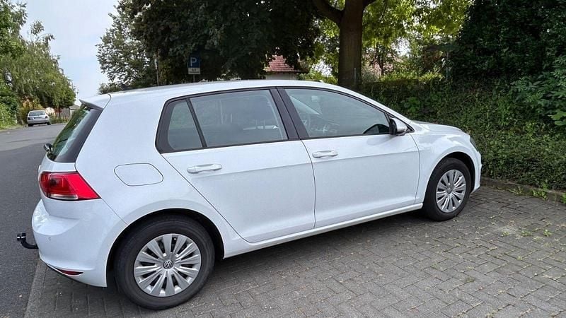 Weiß Gebraucht 2016 VW Golf VII Trendline Limousine | 11.200 € (Fairer Preis) - Bild 1/4