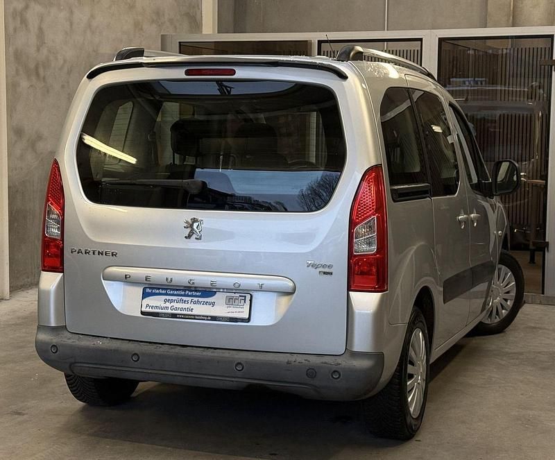 Gebraucht Peugeot TePee 92 PS (67 kW) 2012 Grau Kombi