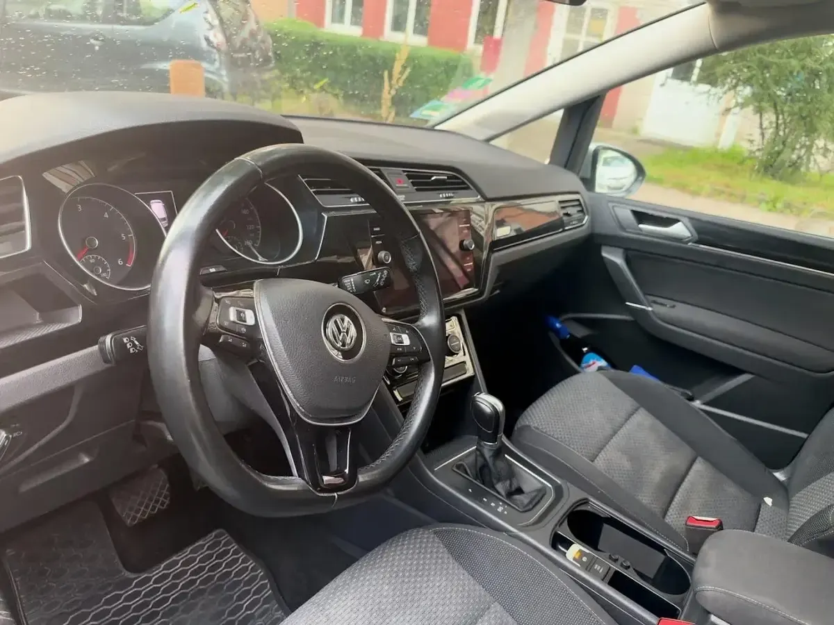 Gebraucht VW Touran 116 PS (85 kW) 2019 Silber Van / Kleinbus