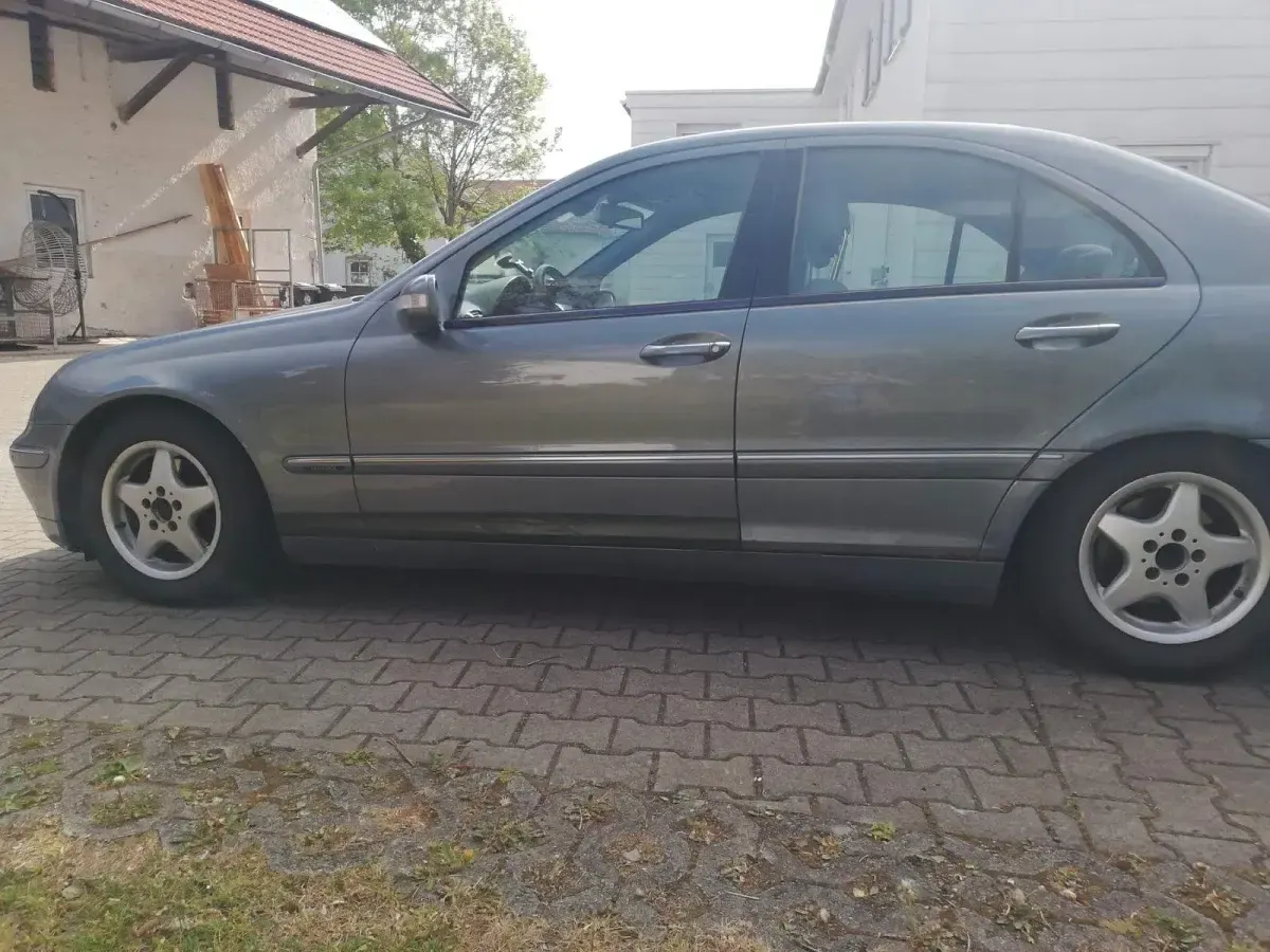 Gebraucht Mercedes C220 Elegance 150 PS (110 kW) 2004 Blau Limousine