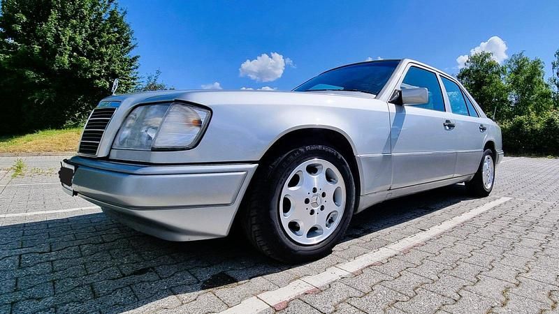 Silber Gebraucht 1994 Mercedes E220 Limousine | 6.199 € - Bild 1/4