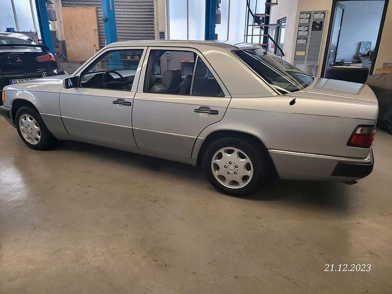 Gebraucht Mercedes E400 279 PS (205 kW) 1993 Silber Limousine