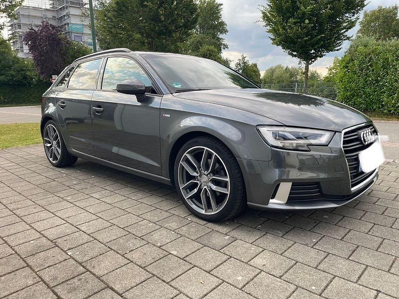 Grau Gebraucht 2020 Audi A3 S-Line Limousine | 20.999 € (Guter Preis) - Bild 1/4