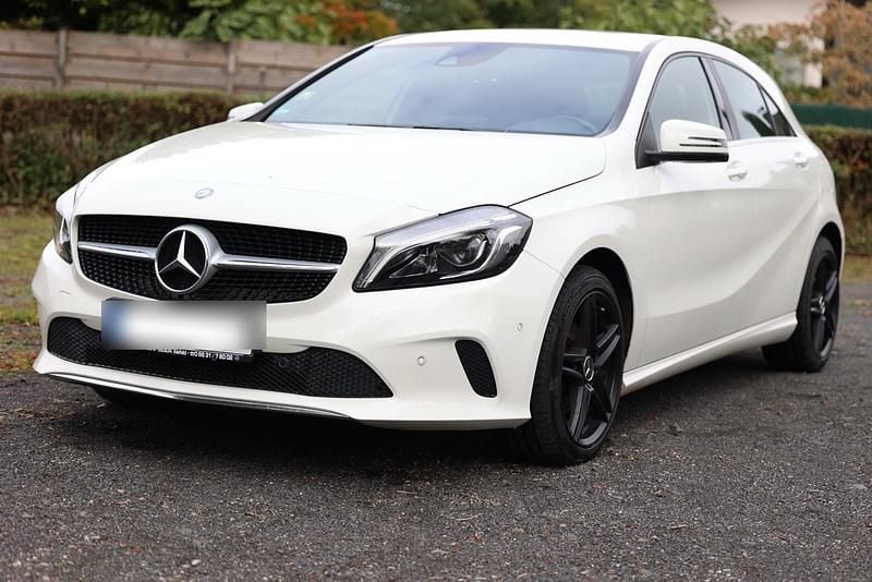 Weiß Gebraucht 2016 Mercedes A180 Edition Kleinwagen | 11.500 € (Guter Preis) - Bild 1/4