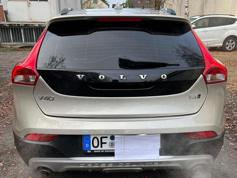 Silber Gebraucht 2016 Volvo V40 CC Summum Kombi | 16.350 € (Guter Preis) - Bild 1/4