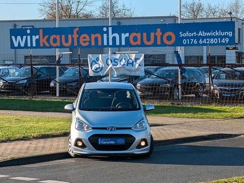 Sleek silver / met (metallic) Gebraucht 2016 Hyundai i10 Classic Kleinwagen | 6.899 € (Fairer Preis) - Bild 1/4