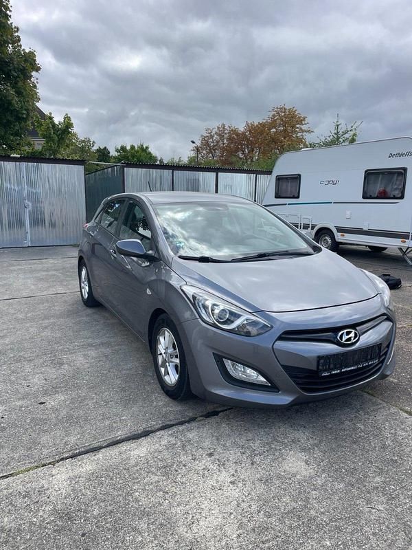 Grau Gebraucht 2012 Hyundai i30 Kleinwagen | 3.800 € - Bild 1/4