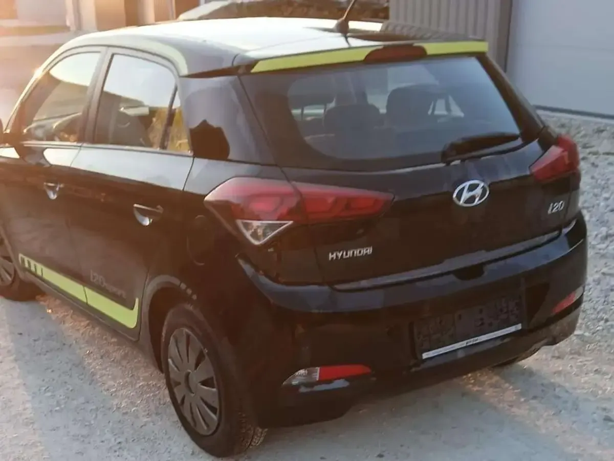 Gebraucht Hyundai i20 Intro Edition 101 PS (74 kW) 2015 Schwarz Limousine