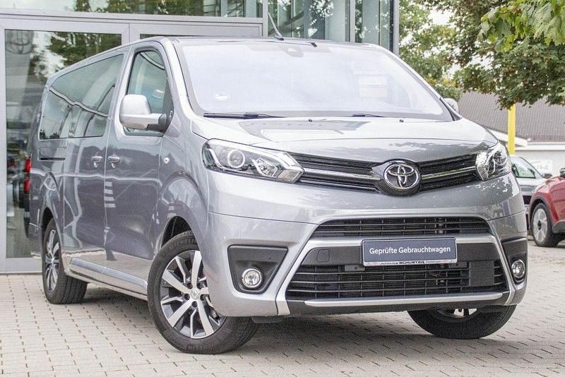 Bismutsilber metallic Gebraucht 2023 Toyota Proace Verso Team Kombi | 42.990 € (Fairer Preis) - Bild 1/4