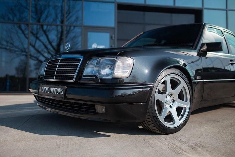 Gebraucht Mercedes E500 326 PS (239 kW) 1994 Schwarz Limousine