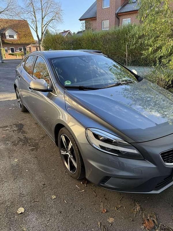 Grau Gebraucht 2016 Volvo V40 R-Design Momentum Kombi | 14.900 € (Etwas zu teuer) - Bild 1/4