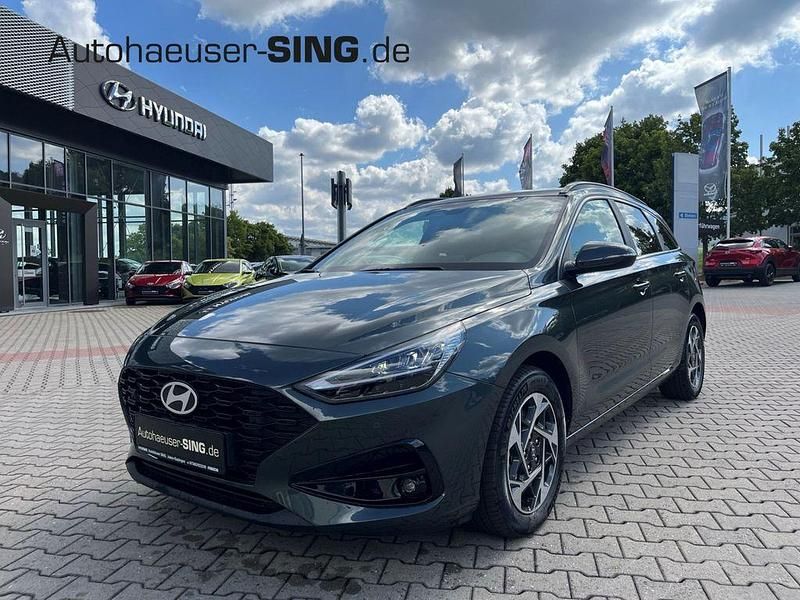 Cypress green Neu 2025 Hyundai i30 Kombi | 24.930 € (Superpreis) - Bild 1/4