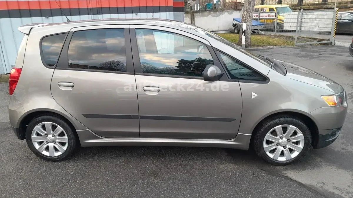 Gebraucht Mitsubishi Colt Motion 95 PS (69 kW) 2012 Braun Kleinwagen