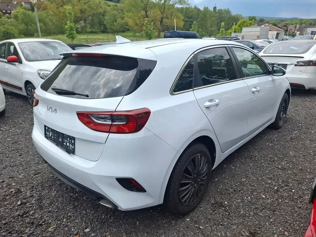 Neu Kia Ceed 140 PS (102 kW) 2025 Weiß Kleinwagen