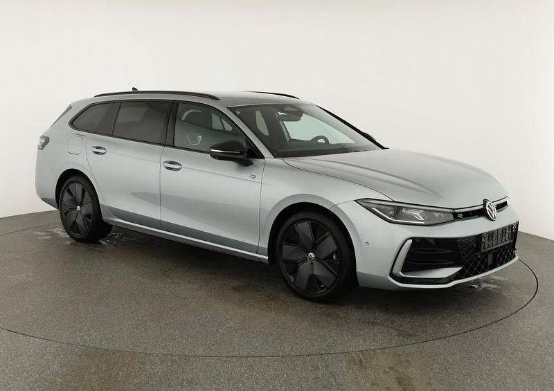 Gebraucht VW Passat R-line 193 PS (141 kW) 2026 Oyster silver metallic Kombi