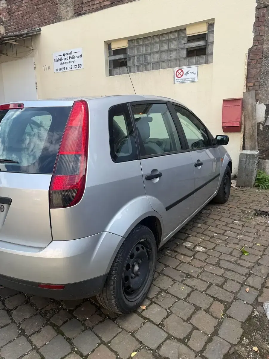 Gebraucht Ford Fiesta 70 PS (51 kW) 2002 Silber Kleinwagen