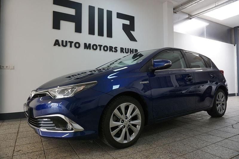 Blau Gebraucht 2017 Toyota Auris Hybrid Executive Limousine | 13.949 € (Fairer Preis) - Bild 1/4