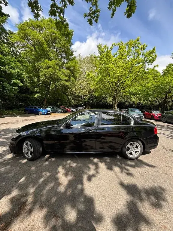 Gebraucht BMW 318 143 PS (105 kW) 2011 Schwarz Limousine