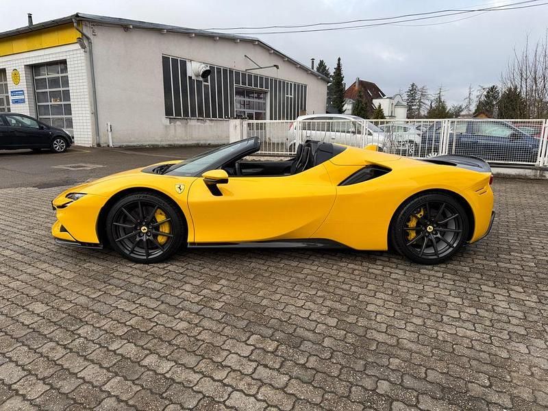 Gebraucht Ferrari SF90 1001 PS (736 kW) 2023 Gelb Cabrio