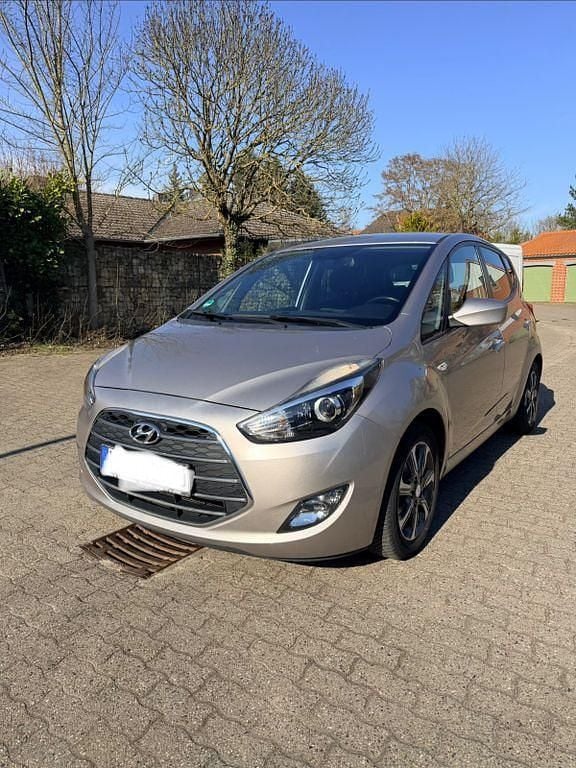 Gebraucht Hyundai ix20 125 PS (91 kW) 2017 Silber Kleinwagen