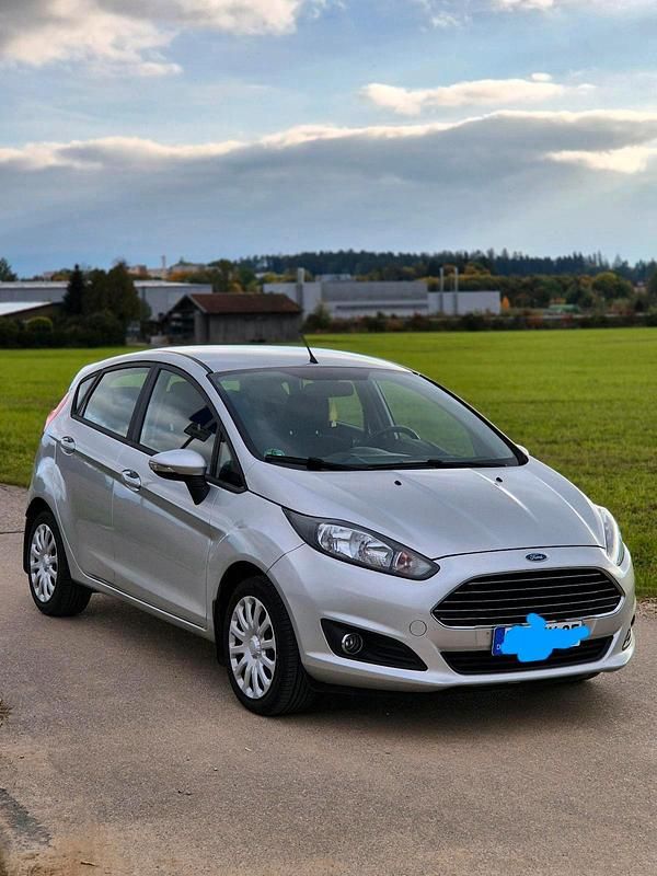 Silber Gebraucht 2015 Ford Fiesta Limousine | 4.650 € - Bild 1/4