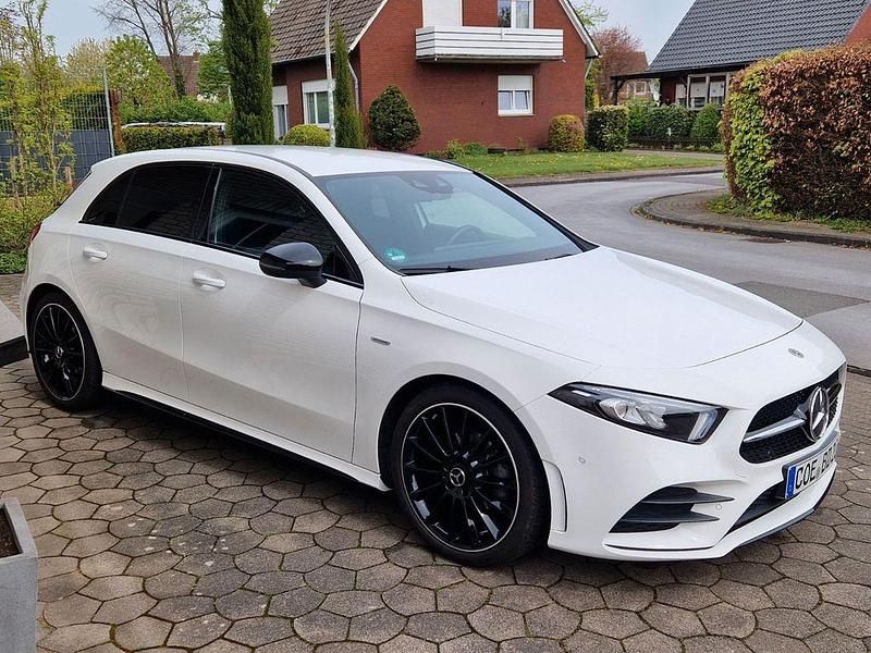 Weiß Gebraucht 2020 Mercedes A180 AMG line Limousine | 22.950 € (Superpreis) - Bild 1/4