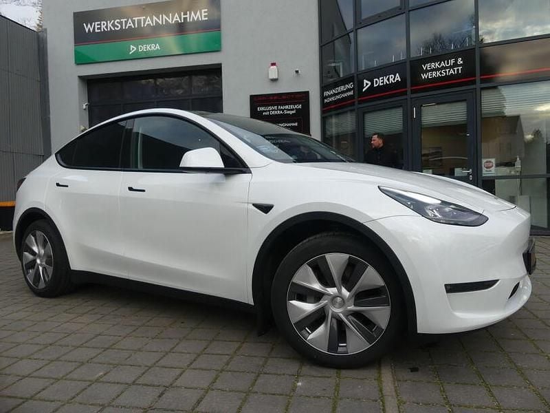 Weiß Gebraucht 2024 Tesla Model Y SUV | 38.600 € (Fairer Preis) - Bild 1/4