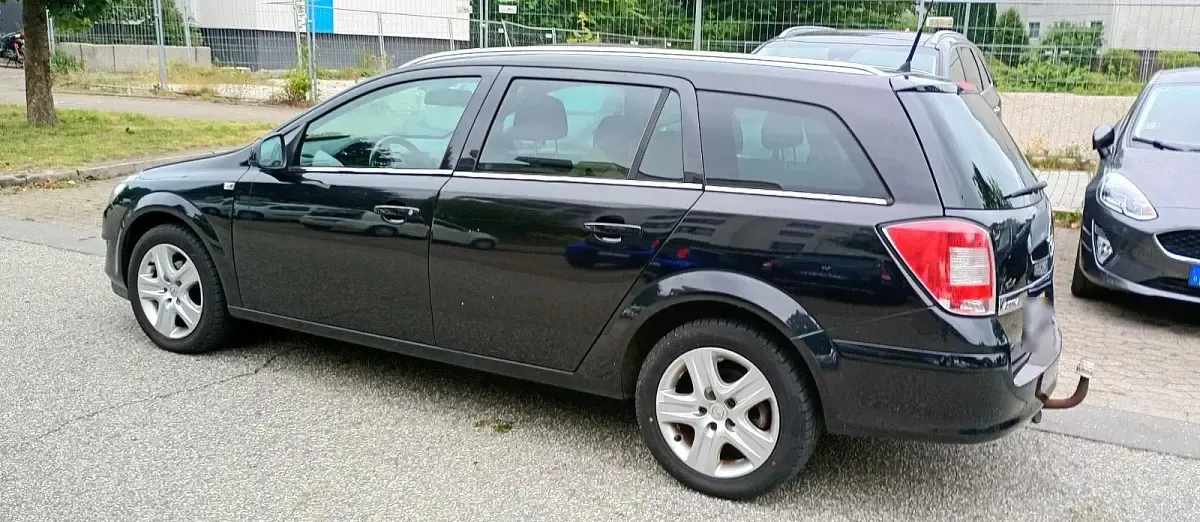 Gebraucht Opel Astra 90 PS (66 kW) 2010 Schwarz Kombi