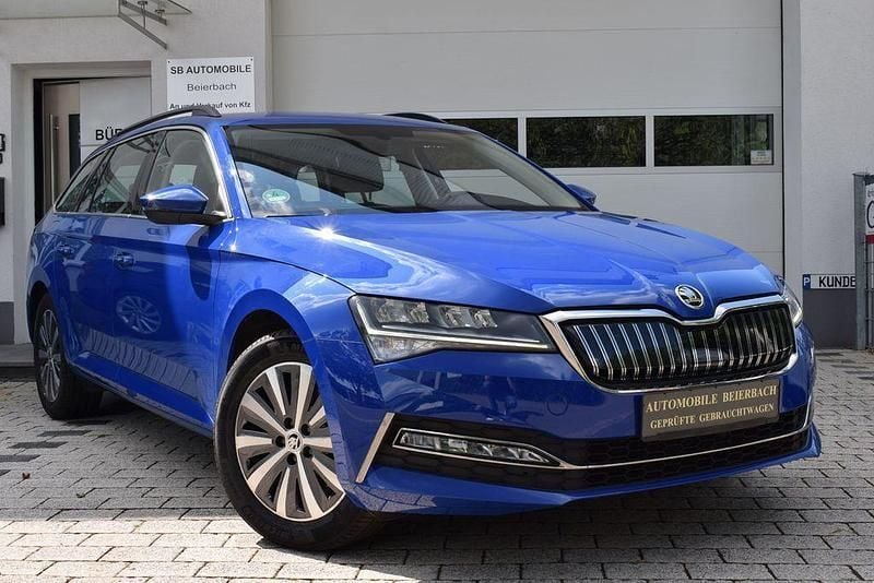 Modra energy/energy blue Gebraucht 2022 Skoda Superb Ambition Kombi | 24.499 € (Fairer Preis) - Bild 1/4