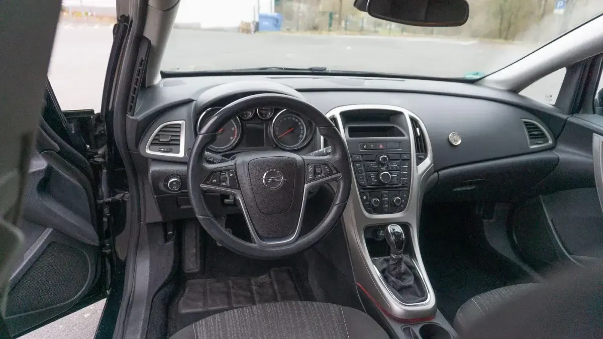 Gebraucht Opel Astra Edition 110 PS (80 kW) 2011 Schwarz Kombi