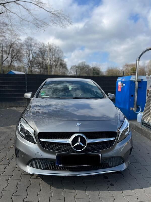 Grau Gebraucht 2017 Mercedes A180 Limousine | 12.500 € (Guter Preis) - Bild 1/4
